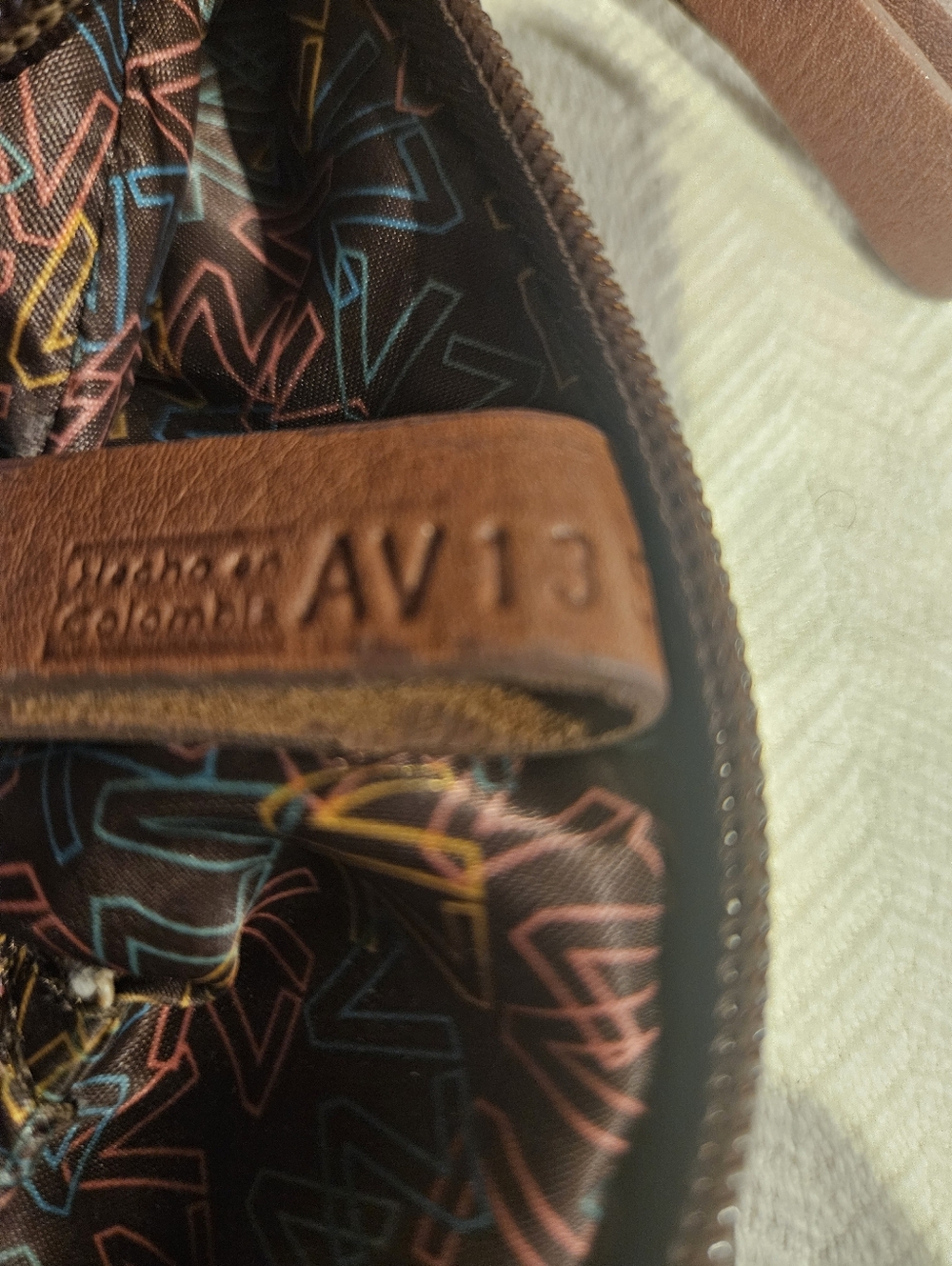 Vélez Brown Leather Shoulder Bag / Tote - Artisan Made Colombian Leather - Picture 11 of 14